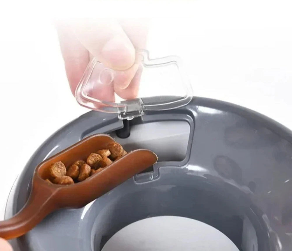 Lanceur de balle et distributeur de nourriture pour chat et chien